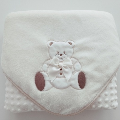 https://www.nicolalopes.pt/product/manta-polar-para-bebe-urso-perola