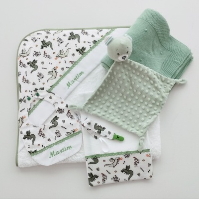 https://www.nicolalopes.pt/product/conjunto-de-bebe-completo-personalizado-verde