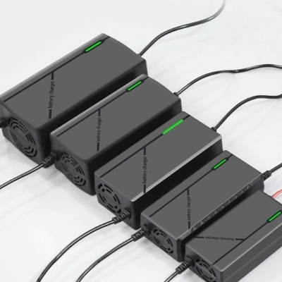 Carregador lifepo4  para bateria de fosfato de ferro-lítio 10A