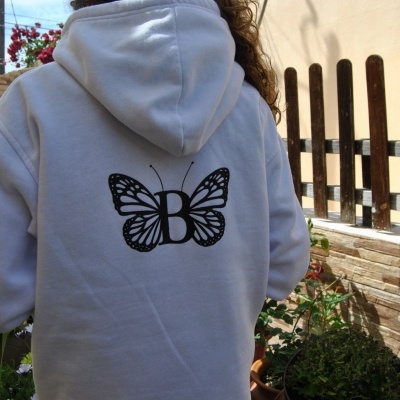 Sweatshirt com Capuz "Borboleta" com letra Personalizada