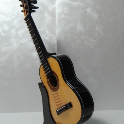 Guitarra decorativa em miniatura