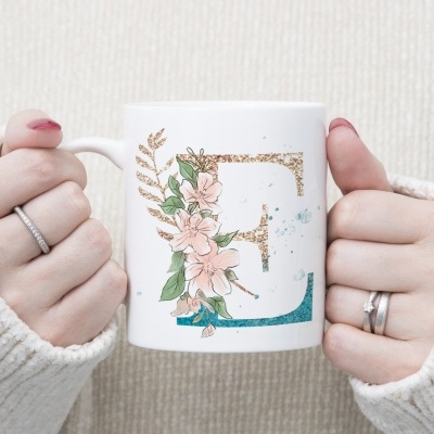 Caneca Alfabeto Floral Glitter
