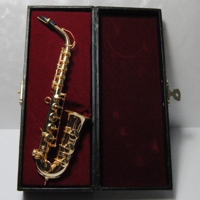 Saxofone dourado decorativo em miniatura