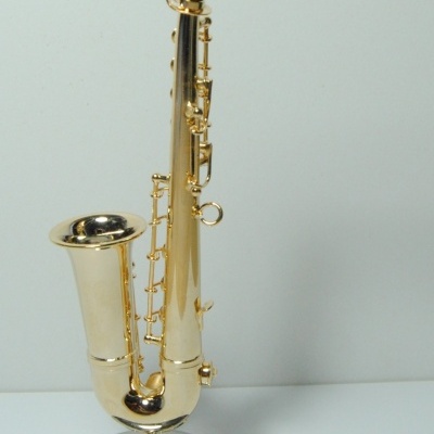 Saxofone dourado decorativo em miniatura