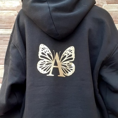Sweatshirt com Capuz "Borboleta" com letra Personalizada