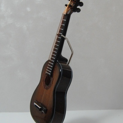 Guitarra decorativa em miniatura