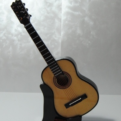 Guitarra decorativa em miniatura