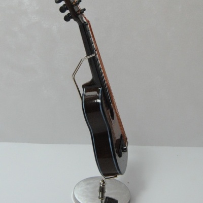 Guitarra decorativa em miniatura
