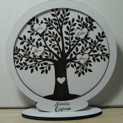 Arvore da Vida Família Gravado com Corações