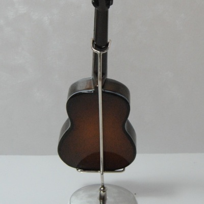 Guitarra decorativa em miniatura