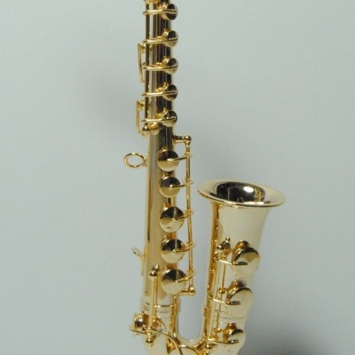 Saxofone dourado decorativo em miniatura