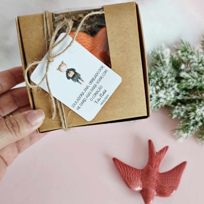 Andorinha Cerâmica em caixa kraft com laço e tag personalizada