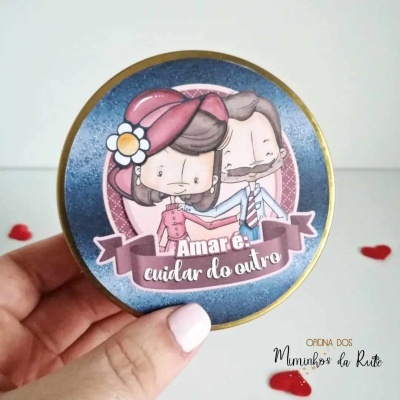 Lata personalizada com chocolates coração