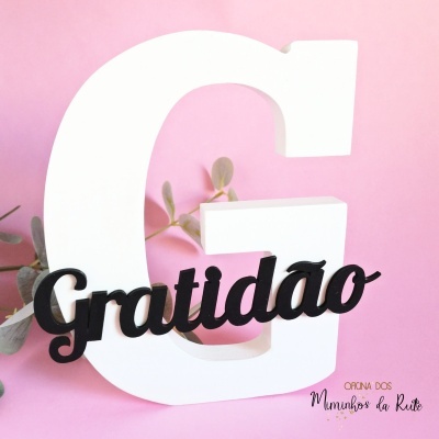 Letra personalizada com palavra "Gratidão"
