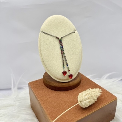 Colar Prateado com brilhantes coloridos e coração vermelho