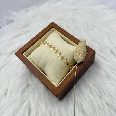 Pulseira dourada e Rosa