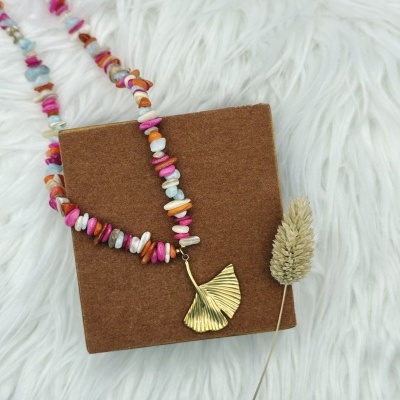 Colar colorido com medalha