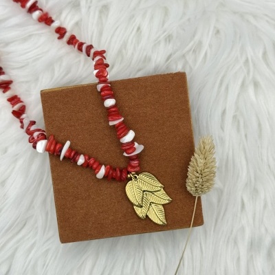 Colar Vermelho e Branco com medalha