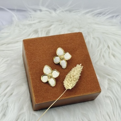 Brincos Flor Branca HANDMADE