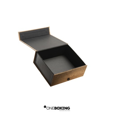 Embalagem em cartão compacto, com revestimento em cortiça natural Embalagem em cartão compacto, com revestimento em cortiça natural