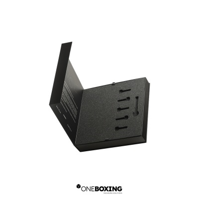 Embalagem em cartão compacto, com interior em esponja recortada Embalagem em cartão compacto, com interior em esponja recortada