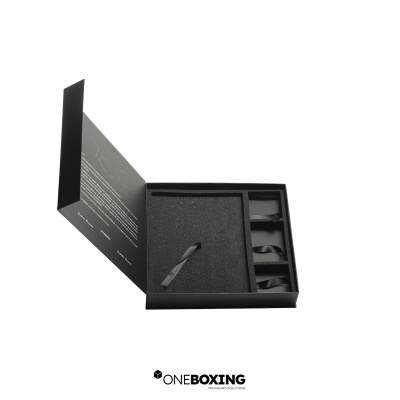 Embalagem em cartão compacto, com interior em esponja recortada Embalagem em cartão compacto, com interior em esponja recortada