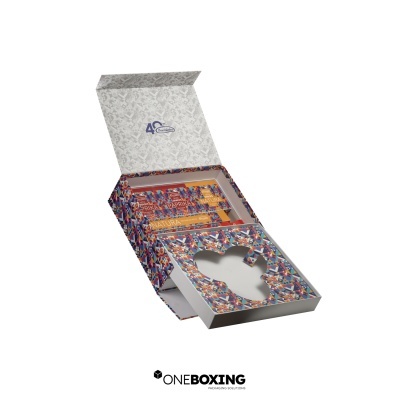 Embalagem em cartão compacto, com interior em cartolina personalizada Embalagem em cartão compacto, com interior em cartolina personalizada