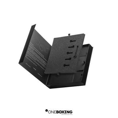 Embalagem em cartão compacto, com interior em esponja recortada