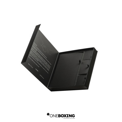 Embalagem em cartão compacto, com interior em esponja recortada Embalagem em cartão compacto, com interior em esponja recortada