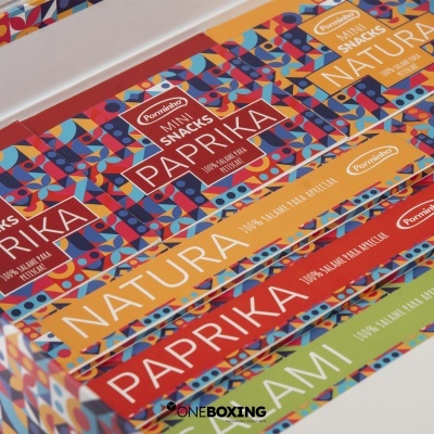 Embalagem em cartão compacto, com interior em cartolina personalizada Embalagem em cartão compacto, com interior em cartolina personalizada