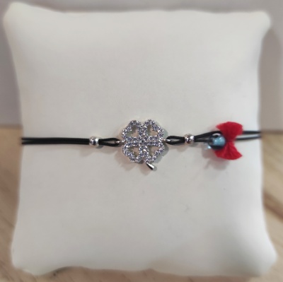 Pulseira de prata com fio macramé trevo