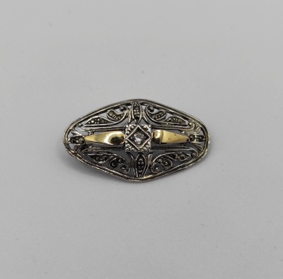 Alfinete de prata e ouro