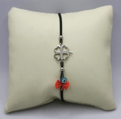 Pulseira de prata com fio macramé trevo