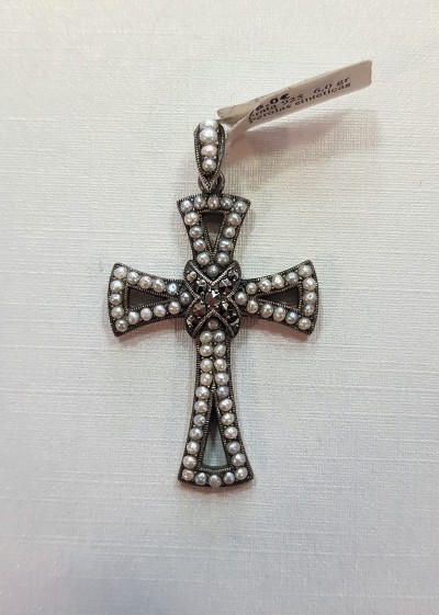 Cruz prata com pérolas