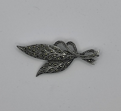 Alfinete de prata com marcasites