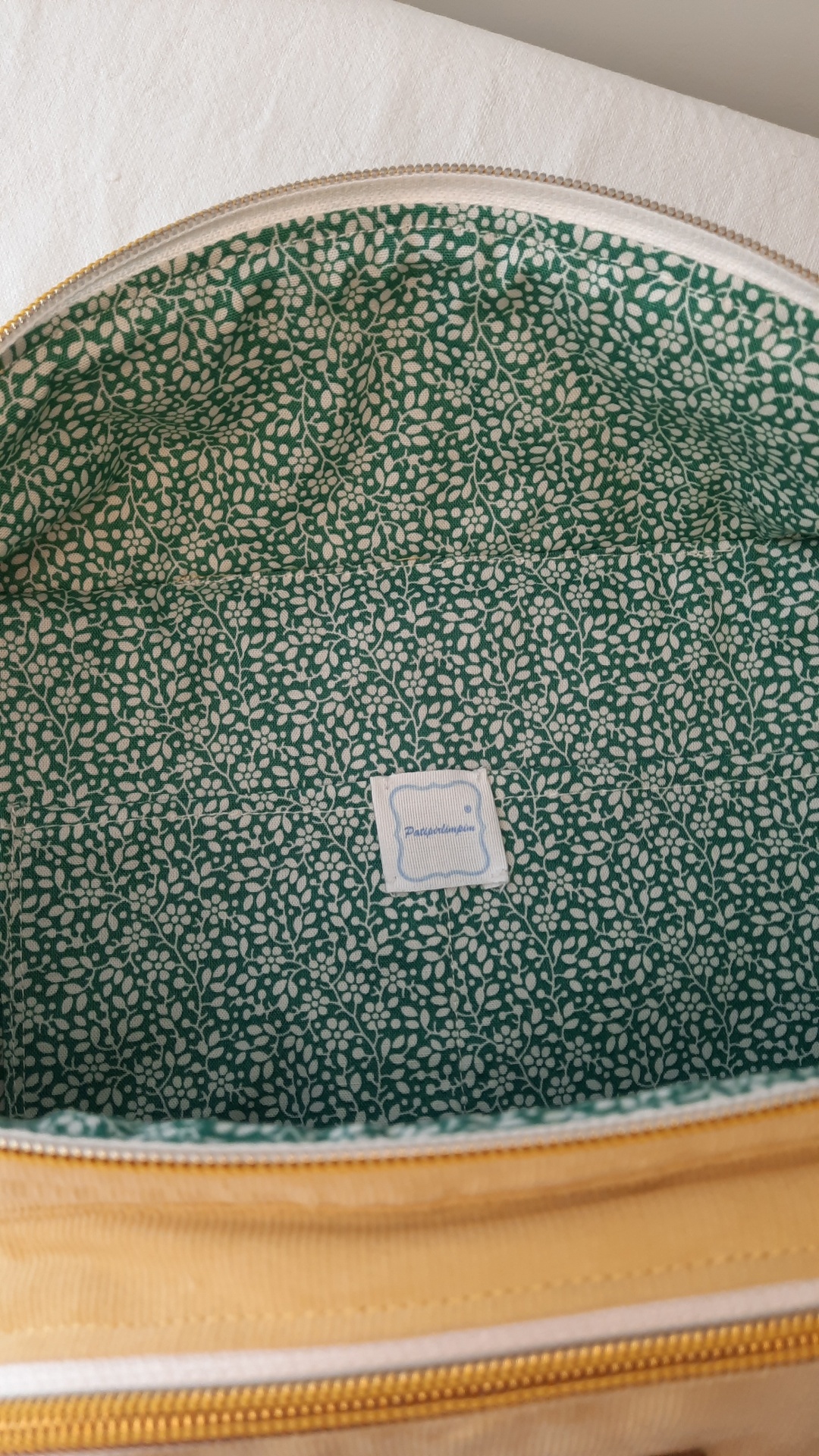 Bolsa de cintura amarela com flores verdes Bolsa de cintura amarela com flores verdes