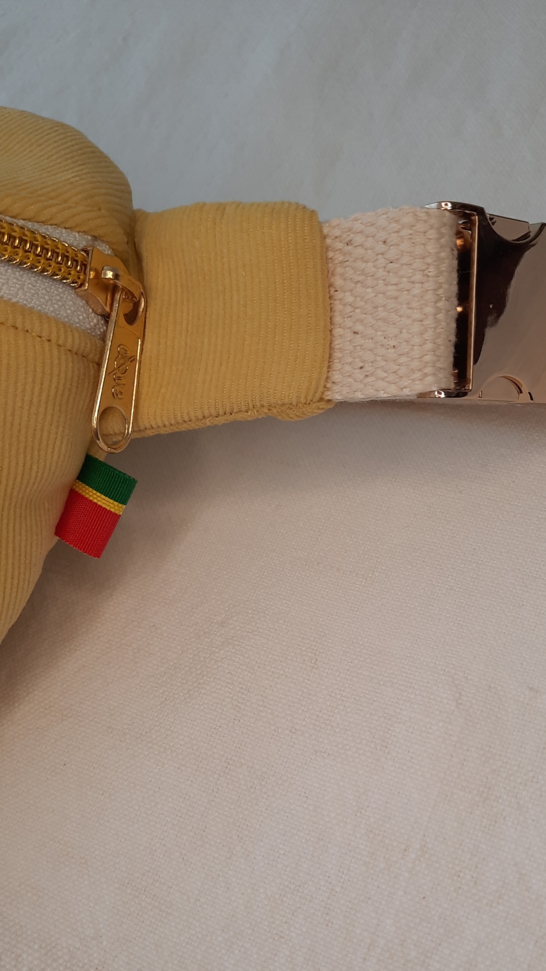 Bolsa de cintura amarela com flores verdes Bolsa de cintura amarela com flores verdes