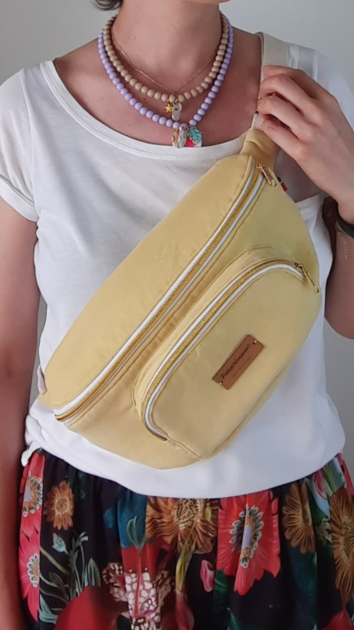 Bolsa de cintura amarela com flores verdes Bolsa de cintura amarela com flores verdes