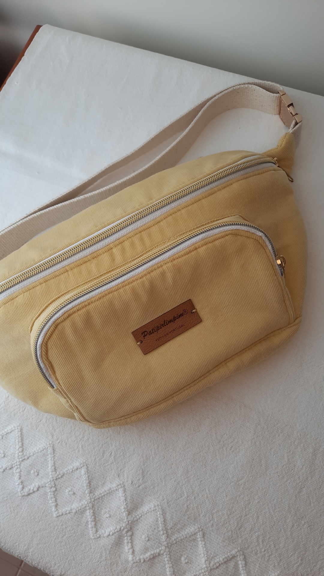 Bolsa de cintura amarela com flores verdes Bolsa de cintura amarela com flores verdes
