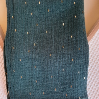 Fralda verde musgo com pormenores dourados