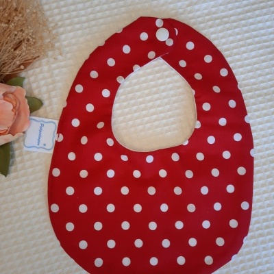 Babete vermelho bolas