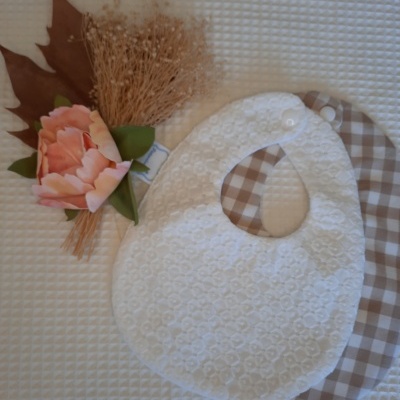 Conjunto de 2 babetes bordado inglês