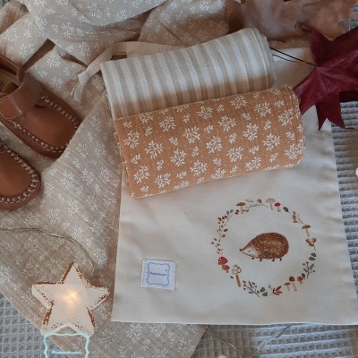 Saquinho multiusos com 2 fraldas Flores e riscas