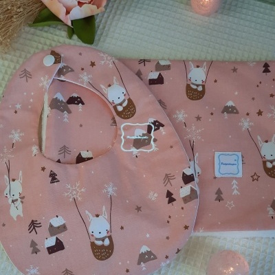 conjunto Babete e fralda de ombro Amigos de Inverno (rosa)