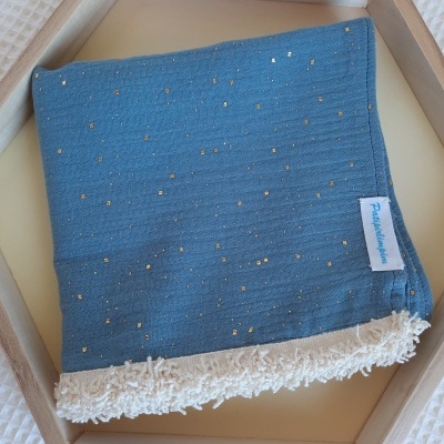 Azul com pormenores dourados