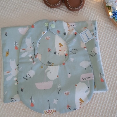 Conjunto Babete e fralda de ombro animais à chuva fundo verde água