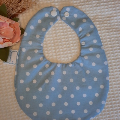 Babete azul claro bolas