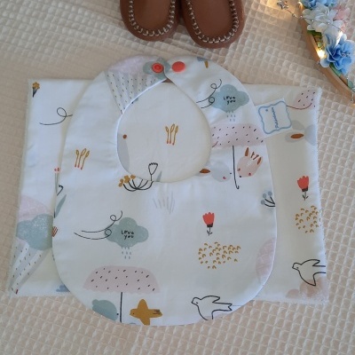 Conjunto Babete e fralda de ombro animais à chuva