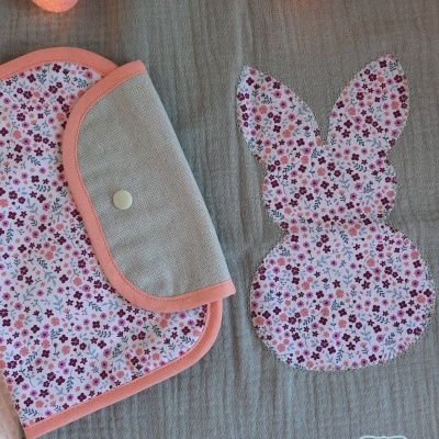 Fralda verde com aplicação de coelho em tecido