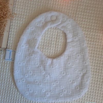 Babete em musselina branca bordada